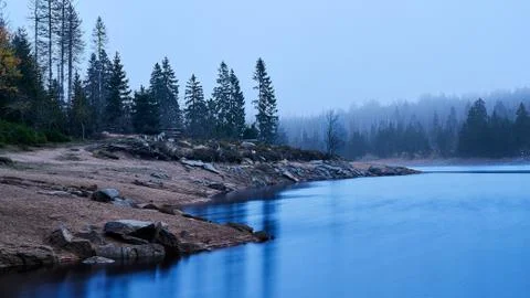 Hazy Dawn at Lake Oder, Harz Mountains Stock-Fotos
