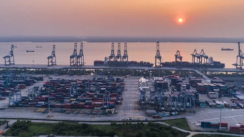 Hazy evening with crane lifting container into vessel in 4k timelapse Vídeos de archivo 114556158