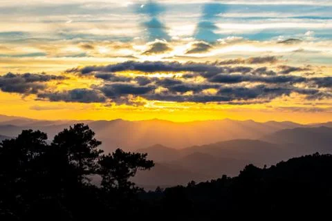 Hazy mountain range with dramatic sunset sky Foto stock