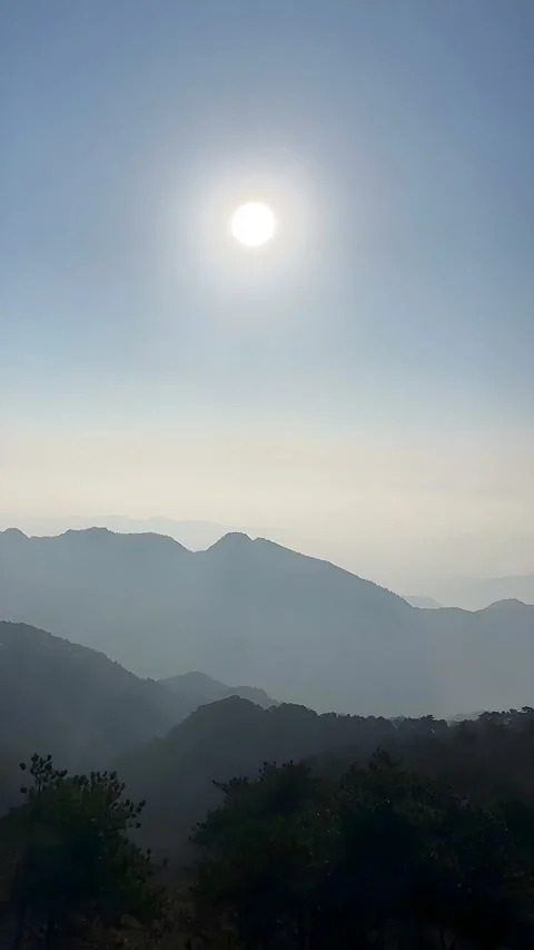 Hazy Mountain Ranges with Bright Sun and Clear Sky Near Lijiang, Yunnan Vídeo Stock 336932852