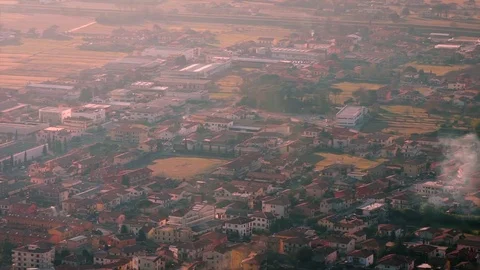 Hazy panorama view on the the city plain in Italy, Monsummano Vidéo 74600855
