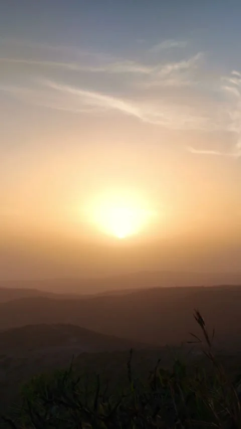Hazy sunset over the mountain range of the Canary Islands Vídeos de archivo 331080128