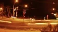 HD 30p close- Night time traffic at intersection subtle lightning Vidéos HD