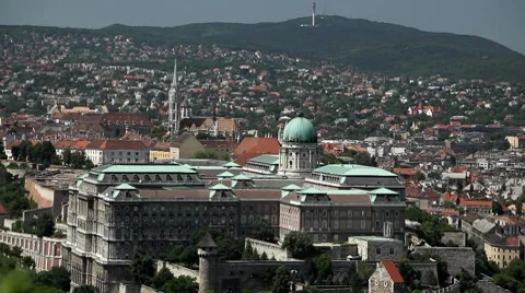 HD Aerial View of Budapest, Buda Castle (Budavari Palota), Royal Palace Vídeo Stock 8561754