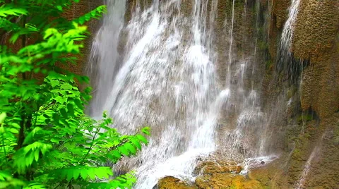 HD: A beautiful waterfall in deep rain forest, 1920x1080 库存影片 48534062