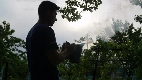 HD beekeeper shows how bee smoker works Vidéo 97524410