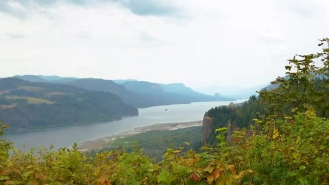 HD Boom up with autumn colored hedges in foreground and the Vista House on Video stock 231495983