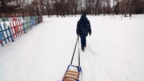 HD the boy is walking with sledges in the winter Vidéo 94324601