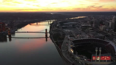 HD Cincinnati Roebling Bridge Drone Cinematic Aerial Sunset Over the Reflective  스톡 동영상 147502247