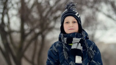 HD Close up shot of a boy standing in the winter park and looking on something Stock-Footage 94324862