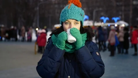 HD Close up shot Christmas time a girl is drinking tea with dancing children on 库存影片 96512367