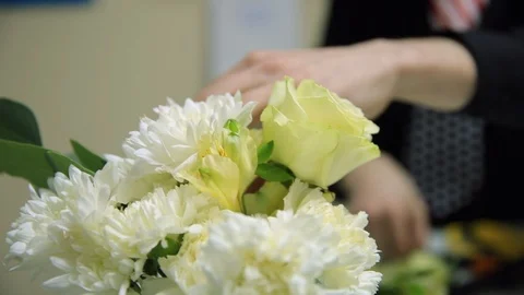 HD CLose up shot of the composition of chrysanthemus with a yellow rose Vidéo 97506295
