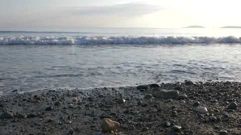 HD close up of waves breaking onto the sandy pebble shore along the Welsh coast 库存影片 185660813