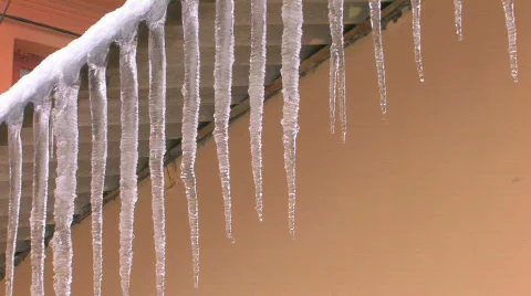 HD Dangerous spring icicles hanging from roof, closeup 스톡 동영상 636766