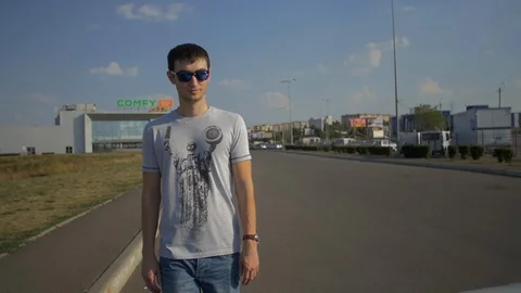 HD Driver gets into a car 스톡 동영상 95891681