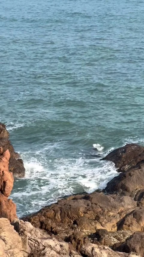 HD drone footage of powerful ocean waves crashing on rocky cliffs at shoreline Vídeos de archivo 333605221