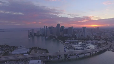 HD Drone - Miami Skyline During Beautiful Magenta Sunset (Two Jump Clips) 库存影片 128935477