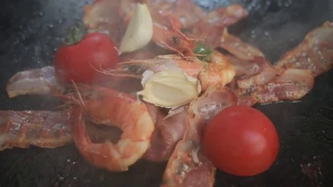 HD EXT DAY handheld grilled bacon, shrimps and tomatoes in a food market Stock Footage 73803155
