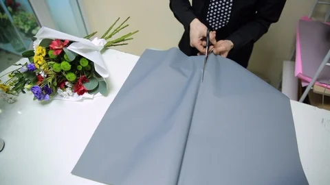 HD Florist cuts the wrap papper 스톡 동영상 97506204