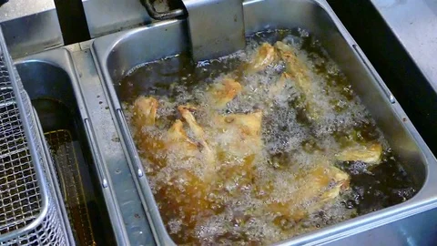 Hd Frying fish in pan with vegetable oil Stockbeeldmateriaal 70837398