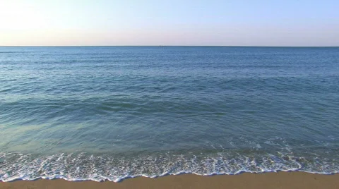 HD Gentle waves on a sandy beach with skyline background Stock-Footage 597989