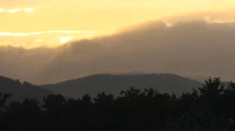 HD GOLDEN CLOUD TIMELAPSE BOULDER Stockbeeldmateriaal 48217817