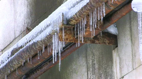 HD Icicles hanging from rusty pipe  Stock-Footage 623772