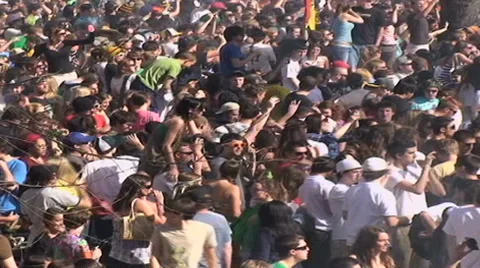 HD MARIJUANA CROWD shot in BOULDER COLORADO on 4/20. Stockbeeldmateriaal 39307067