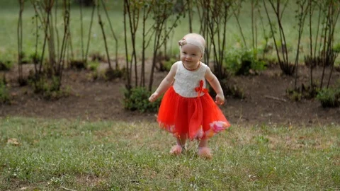 HD The one year old cute girl is making her first steps Stock-Footage 95909595