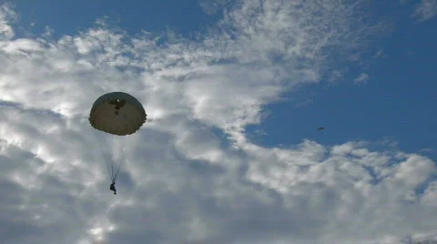HD skydiving in blue sky with clouds Vidéo 515739