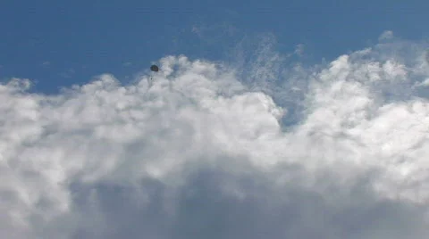 HD skydiving in blue sky with clouds Vidéo 515740