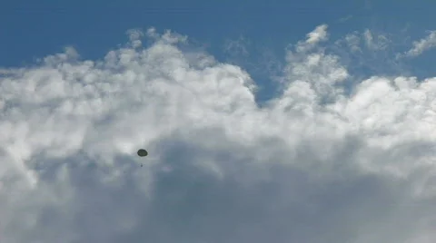 HD skydiving in blue sky with clouds Vidéo 515744