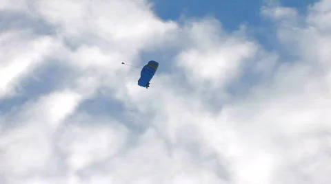 HD skydiving in blue sky with clouds Vidéo 515756