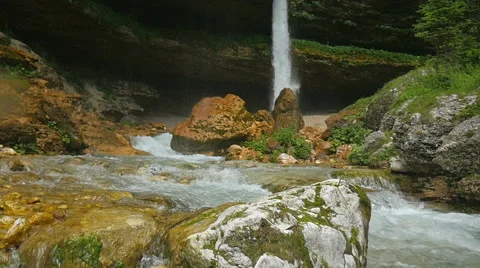 HD Slo-Mo: Waterfall Reveal 库存影片 44903988