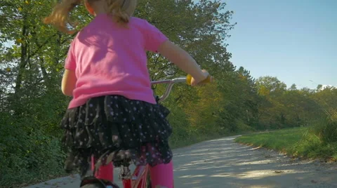 HD Slow-Mo: Cute Little Girl on Bike Overpass From Left Vidéo 43138656