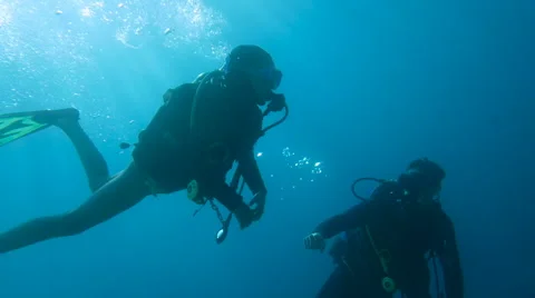 HD Slow-Mo: Divers Sun Rays and Bubbles Vidéo 66342389