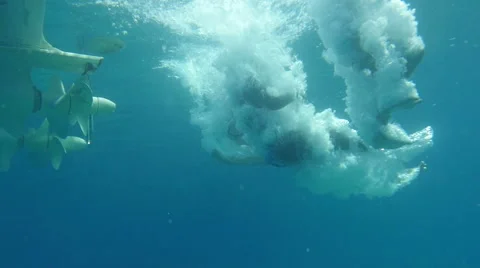 HD Slow-Mo: Teens Dive into Sea Vidéo 42450169