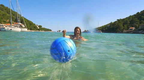 HD Slow-Mo: Throw the Water polo Ball into the Camera Vidéo 66344515