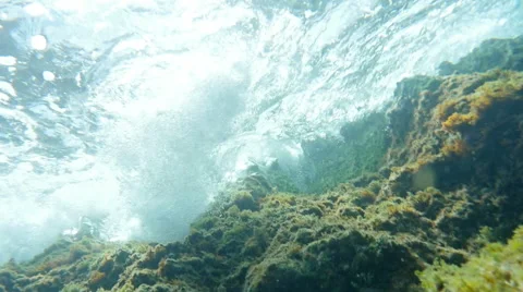 HD Slow-Mo: Underwater Waves Hitting the Coast 库存影片 44907745