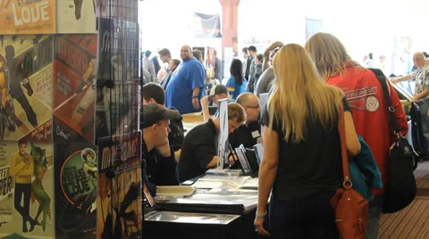 HD Stock Footage - Comic Con - People browsing Vidéo 32149540