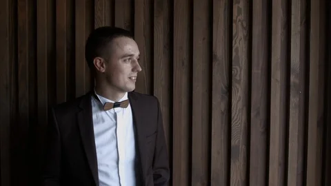 HD Stylish man standing next to teh wooden wall. Shot from the front Vidéo 95911667