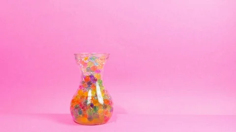 HD time lapse of water beads immersed in water they fill up glass vase. 스톡 동영상 102626872