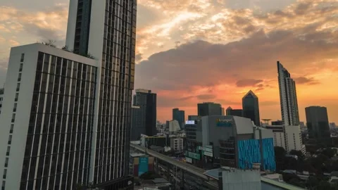 HD timelapse day to night ratchada  bangkok nightlife bts skytrain Stockbeeldmateriaal 146106944