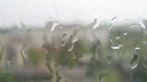 HD Timelapse of water drops on window glass during the rain Видео 909695