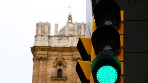 HD. Traffic light changing from green to red passing through yellow Stock Footage 78110239