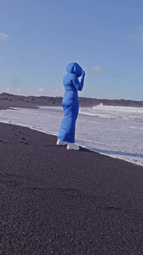 HD Vertical Shot of Cyber Alien Woman in Blue 스톡 동영상 321401592