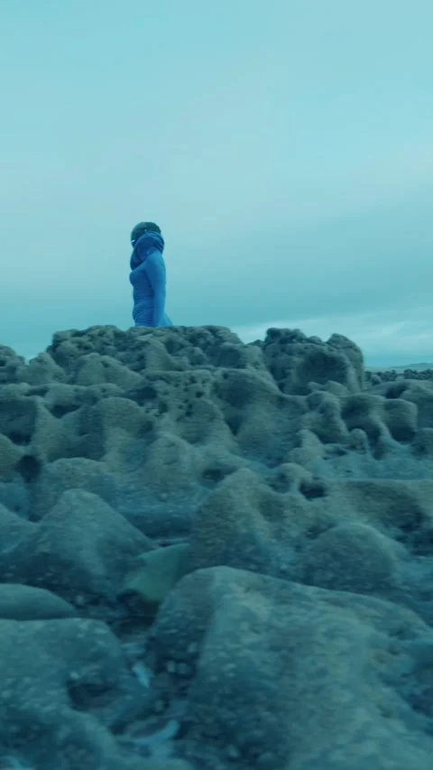 HD Vertical Shot of Cyber Alien Woman in Blue 스톡 동영상 321401754