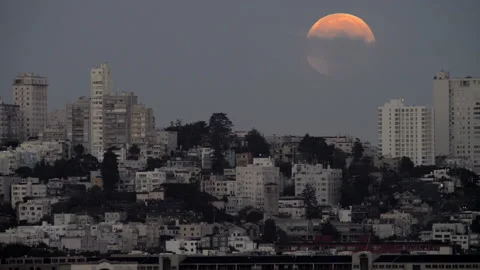 HD Video Lunar Eclipse moon setting over San Francisco, CA Vídeo Stock 154916833