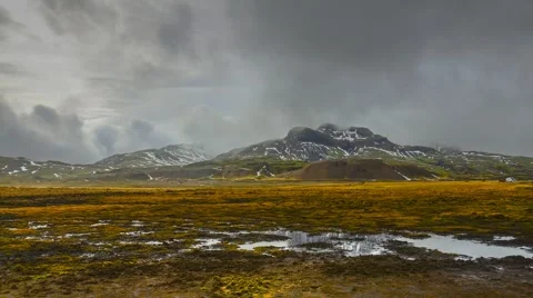 HD video of timelapse clouds over a mountain range in Iceland. HD timelapse vide Video stock 43017482