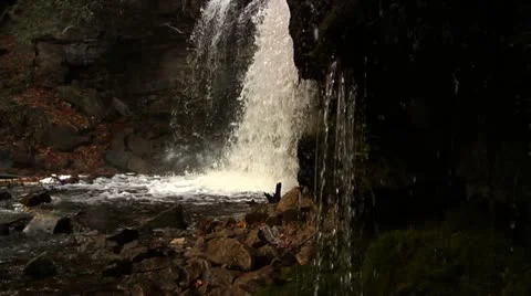 HD Waterfall in Autumn Stockbeeldmateriaal 21939931